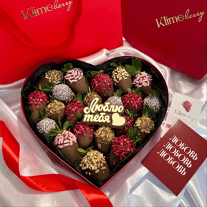 Бокс-сердце с клубникой в шоколаде "Люблю"