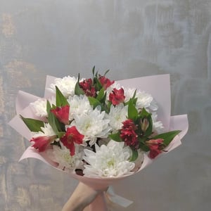 Букет «Хризантемы с красными альстромериями»