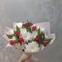 Букет «Хризантемы с красными альстромериями»