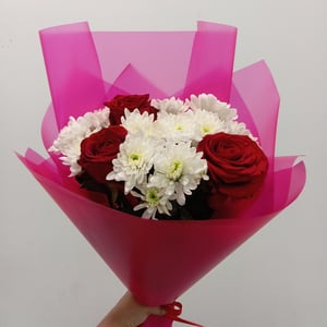 Букет «Кустовые хризантемы с красными розами»