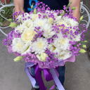 Коробка с цветами «Влюблённость» из эустом и хризантем