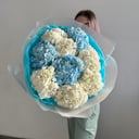 Букет «Гортензии голубые с белыми в нежном миксе»