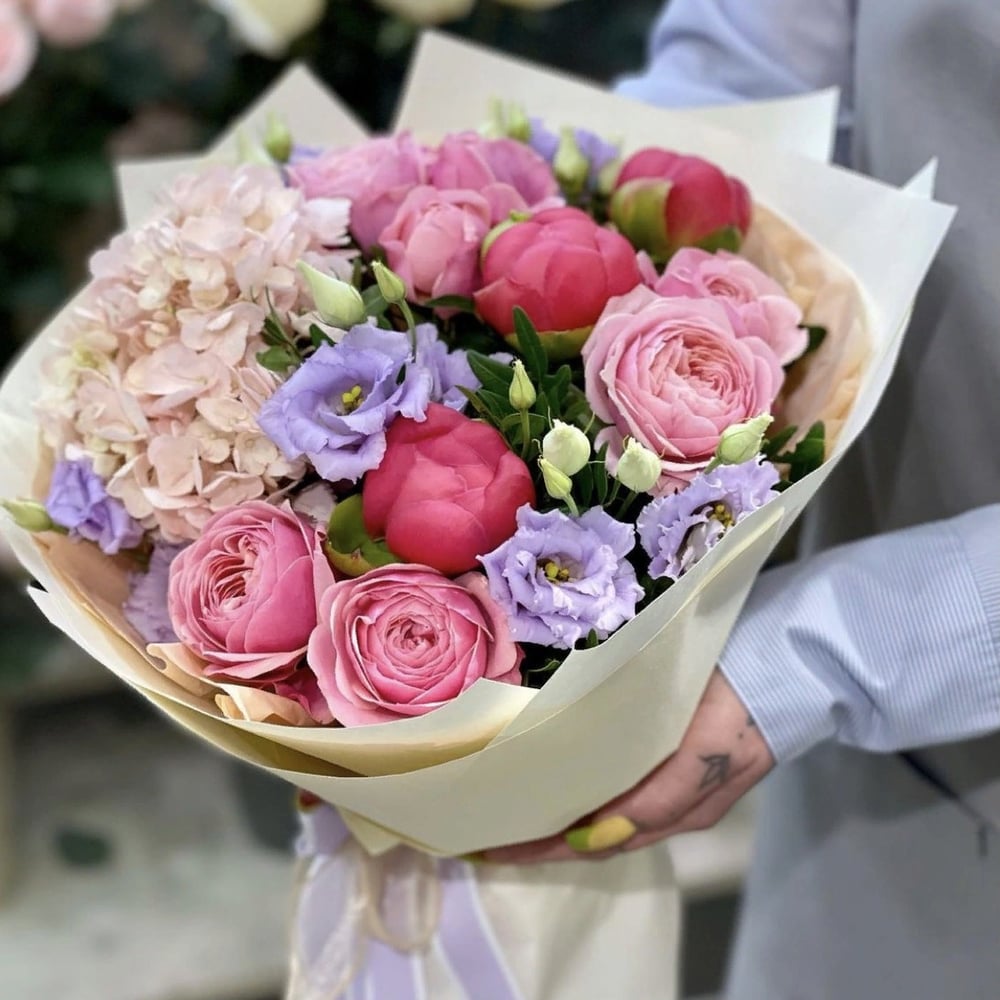 Букет «Ураган» из эустом и пионов