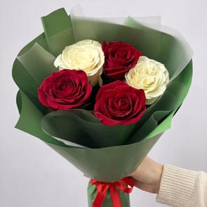 Букет из 5 красно-белых роз 50 см