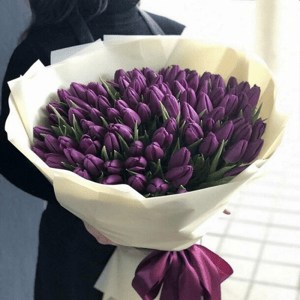 Букет из фиолетовых тюльпанов