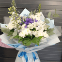 Подарочный букет на выписку из роддома из ирисов и маттиолы