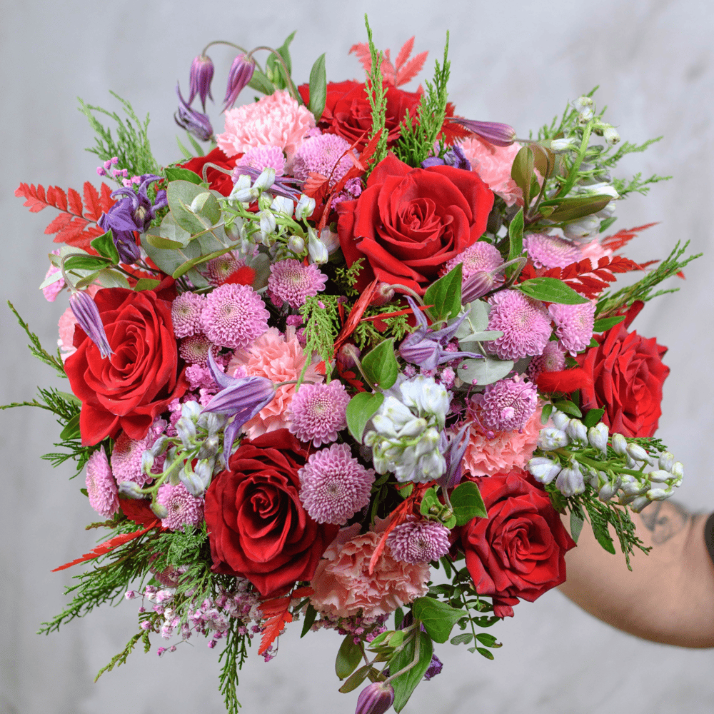 Яркий букет на День матери классика из роз и гвоздик