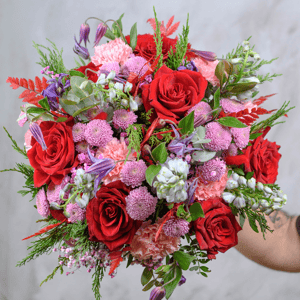 Яркий букет на День матери классика из роз и гвоздик