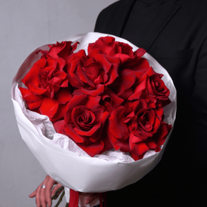 Яркий букет из красных роз L