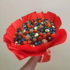 Букет из ягод и шококладных конфет