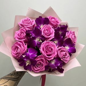 Букет «Орхидея Дендробиум пурпурная с розами»