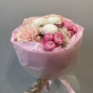 Букет «Реверанс» из роз и хризантем