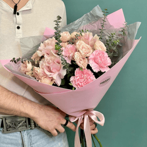 Букет с розами и диантусами Pink fresh