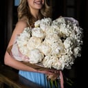 Букет «Белые пионы охапка 21 штук»