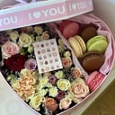Подарочный набор «Коробка-сердце с цветами и пирожными»