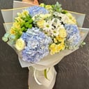 Букет с гортензией из роз и альстромерий