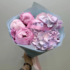 Букет «Ароматные пионы Сара с гортензией микс»