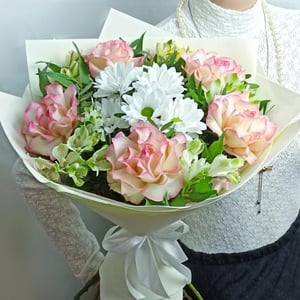 Букет "Вивьен" из роз и альстромерий