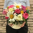 Шляпная коробка с цветами «Радость» из ромашек и роз