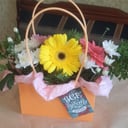 Коробка с цветами «Дамская сумочка» из гербер и хризантем