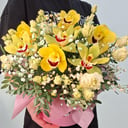 Коробка с цветами «Композиция с 7 орхидеями и лизиантусом» из гипсофил и эустом