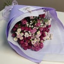 Ароматный букет в лавандовом крафте из хризантем и гипсофил