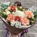 Букет Карамель с гортензией из роз и альстромерий