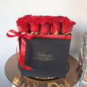 Коробка с цветами «Красные розы в фирменном боксе»