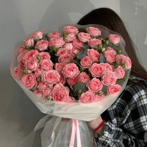 Букет из кустовой розы с эвкалиптом