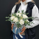 Шляпная коробка с цветами «Композиция "Белоснежная вуаль"»