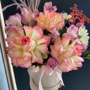 Шляпная коробка с цветами «Композиция любимой» из альстромерий и роз