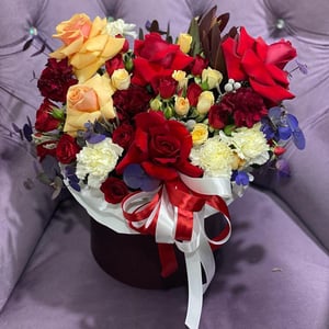 Шляпная коробка с цветами «Джефф» из роз и гвоздик