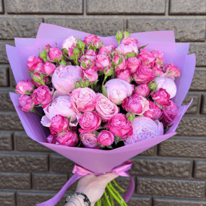 Авторский букет с пионами и розой