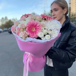 Микс-букет с герберами из роз и хризантем