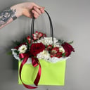 Коробка с цветами «Цветочная сказка» из роз и альстромерий