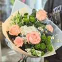 Букет «Нежные объятия» из хризантем и альстромерий