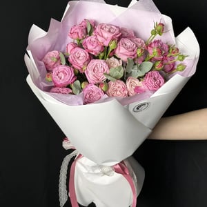 Букет из кустовых роз 5шт и эвкалипта