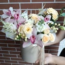 Цветы в шляпной коробке из орхидей и роз