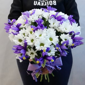 Букет «Ирисы в хризантеме»