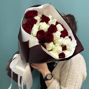 Букет из 25 роз в оформлении