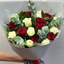 Букет из красных и белых роз