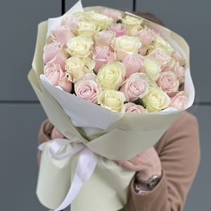 Букет из 31 белой и розовой розы