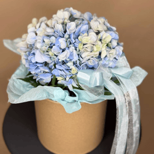 Голубая гортензия в шляпной коробочке