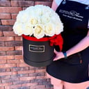 Шляпная коробка на 25 белых роз