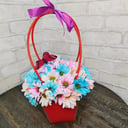 Композиция «Сумочка с радужными хризантемами»