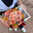 Деревянная коробочка с конфетами из роз и хризантем