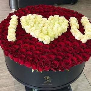 Шляпная коробка с цветами «201 роза признание»