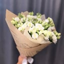 Букет «Белые эустомы в крафте»