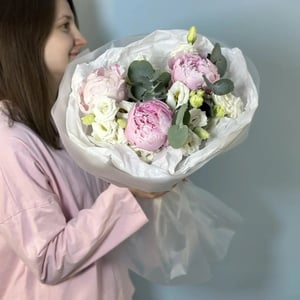 Букет из эустомы и пионов