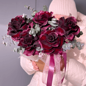 Шляпная коробка с цветами «Эксклюзивные французкие розы и эвкалипт»